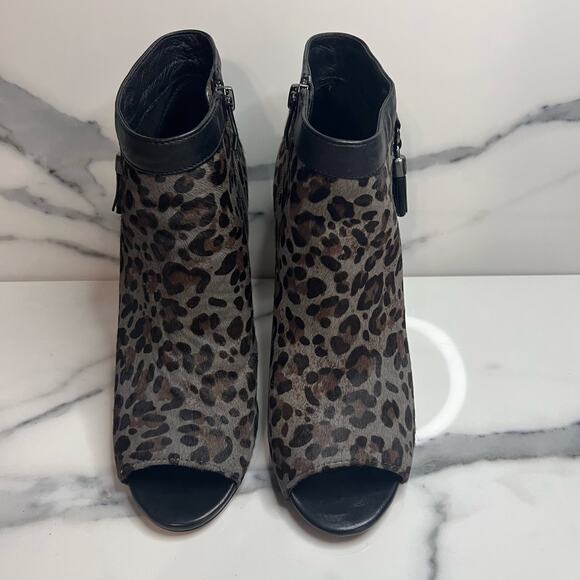 Vince Camuto Women's Gray/Black Leopard Calf Hair Kevia Peep-Toe Booties Sz 9 - Picture 2 of 8